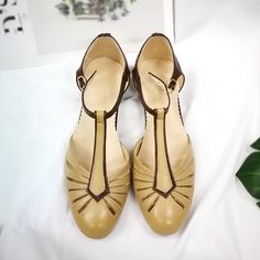 More Shoes,Please click: https://www.etsy.com/shop/mosshe FEATURES: 【Color】: it can be customized to other various colors, if you want to custom colors,please contact us. 【Material】: *Upper material: Genuine Leather.a great enjoyment of quality, softness, durability and nature *Sole material: default sole is made of Tendon bottom-----skid resistance and wear resistant.It also canbe made to leather sole,if you need,please contact us 【About Size】: *Height of the Heel: defult height is 3cm heel. Tr Vintage Leather T-strap Sandals, Retro Closed Toe Mary Janes For Summer, Vintage Leather T-strap Mary Janes, Vintage T-strap Sandals With Round Toe For Spring, Retro T-strap Sandals With Round Toe, Retro Brogue Oxfords With Closed Toe, Retro Brogue Detailing Closed Toe Oxfords, Vintage Leather Shoes With Leather Sole For Summer, Retro Mary Janes With Rubber Sole