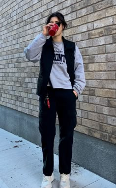 Smart Tomboy Outfits, Masculine Female Outfits Casual, Masc Women Poses, Womens Masc Outfits, Masc Women Outfits Winter, Masc Street Style Women, Masc Brunch Outfit, Winter Masc Lesbian Outfits, Semi Masculine Outfits For Women