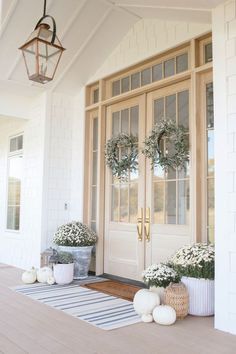 FALL FRONT PORCH INSPO | FALL HOME DECOR Porch Fall Decor, House Front Porch, Front Door Paint Colors, Fall Front Porch Decor, Painted Front Doors, Casa Exterior, Front Entrance, Front Porch Decorating, Porch Design