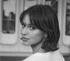 Short Hair Messy Bangs, Brunette Bangs Short Hair, 90s Bob Haircut Grunge, Short Hair Big Forehead, Short 90s Bob, Chin Length Hair With Curtain Bangs, Short Curtain Bangs Short Hair, Short Vintage Hair, Short Bob Brown Hair