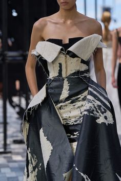 Jason Wu Collection Spring 2025 Ready-to-Wear https://www.vogue.com/fashion-shows/spring-2025-ready-to-wear/jason-wu/slideshow/collection#41 Punk Chic, Trims Fashion, Runway Fashion Couture, Spring 2025, Archive Fashion, Jason Wu, Vogue Runway