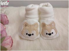 Adorable little 'Fox' slippers for baby, they are very charming and perfect for accessorizing the baby's outfit or pajamas Ideal for baby's first moments, they will keep their little feet warm by providing warmth and comfort. Available in 5 colors: White, Ecru, Pink, Blue and Gray. ♥️ One size, from birth. ♥️ Composition: 100% cotton To take care: ♥️ Wash at 30o (delicate program) ♥️ Ironing up to 100o ♥️ Machine drying not recommended Do not hesitate to visit my page: FACEBOOK https://www.faceb Fox Slippers, Fox Baby, Rose Bleu, Birth Gift, Baby Slippers, Baby Fox, Page Facebook, Crib Shoes, Shoes Booties