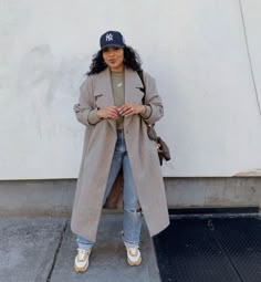 Fall Outfit With Hat, Coat With Scarf, Outfit With Hat, Sweater And Jeans, Chill Outfits, Grey Coat, Streetwear Fashion Women