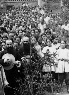 an old black and white photo of many people