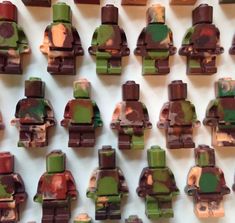 there are many small legos made to look like camouflage camoflagated soldiers