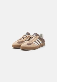 adidas Originals GAZELLE INDOOR - Sneakersy niskie - earth strata/footwear white/magic beige Brown Gazelle Adidas, Earth Tone Adidas, Adidas Beige Sneakers, Classic Brown Adidas Sneakers, Adidas Beige Leather Sneakers, Adidas Originals Gazelle, White Magic, Adidas Gazelle, Adidas Originals