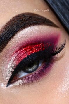 Get holiday-ready with these stunning Christmas makeup ideas! 🎄✨ Festive Christmas eyeshadow looks, from classic reds and golds to shimmering greens and icy silvers, perfect for any holiday party. Find tips for creating glamorous eye makeup that adds sparkle to your celebration! Red Christmas Eye Makeup, Red And White Christmas Makeup, Red Christmas Eyeshadow, Red And Silver Makeup Looks, Christmas Eyeshadow Looks Easy, Christmas Eye Shadow, Red Christmas Makeup, Christmas Makeup Easy, Christmas Makeup Ideas Simple