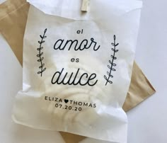 a paper bag with the words el amor es dulce written on it