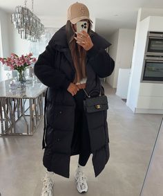 Winterjacke Teddyärmel Schwarz  Ladypolitan - Fashion Onlineshop für Damen Winter Jacket Outfits Women, Teddy Jacket Outfit, Parka Outfit, Pink Faux Fur Jacket, Winter Jacket Outfits, Long Winter Jacket, Oversized Puffer Jacket, Jacket Outfit Women, Winter Model