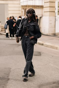 Black Denim Outfit, Khaki Mini Dress, Off Duty Model, Fashion 90s, 90's Fashion, Model Off Duty, Classic Jacket