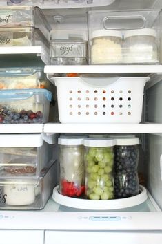 Don't settle for kitchen blues; try some of these kitchen organization ideas to make cooking and cleaning your kitchen easier. Organize Freezer, Fridge Ideas, Kitchen Renovation Diy Ideas, Organization Bins, Diy Spice Rack, Jars Kitchen, Organizing Storage, Freezer Food