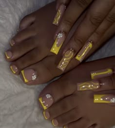 Yellow Nails With Initials On Them, Cute Ombre Acrylic Nails, Orange Nails With Charms, Medium Nail Sets, Jamaica Inspired Nails, Reception Nails, Yellow Prom Nails, Graduation Nails Ideas 2023, Short Nail Set Ideas