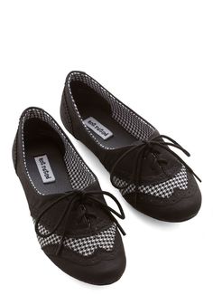 Studious Style Flat in Black. You cant help but feel more scholarly when youre sporting these lace-up houndstooth flats! #black #modcloth Nice Clothing, Mod Cloth, Mode Shoes, Gold Prom, Black Checkered, Vintage Heels, Nancy Drew