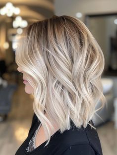 Chic and Modern Short Hair Balayage Ideas for 2024 Balayage Blonde Medium Length, Dark Blonde Balayage Shoulder Length, Fall Blonde Bob Hair Color, Blonde Shorter Hair, Medium Blonde Bobs Fine Hair, Brown To Blonde Short Hair, Root Shadow Blonde Balayage, Fall Blonde Short Hair, Balayage Bob Blonde