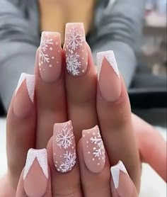 Pretty Nails For New Years, Winter Christmas Nails Coffin, Med Length Christmas Nails, Christmas Nails Acrylic Short Coffin, Christmas Birthday Nails Short, White Xmas Nails Acrylic, Almond Nails Designs Holiday, Cute Christmas Nails Coffin, Christmas Nails Simple Classy White