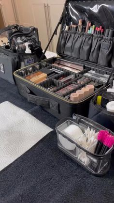 #promakeup #makeupartist #makeupkit #makeuptips Professional Makeup Artist Kit, Makeup Artist Quotes, 2024 Makeup, Makeup Artist Supplies