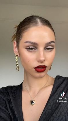 Stylish Makeup Looks, Chic Makeup Looks Classy, Short Hair In Front Long In Back, New Year’s Eve Makeup Look, Asymmetrical Makeup, Light Grunge Makeup, Theater Outfit Ideas, Pub Outfit Night Casual, Maquillage On Fleek