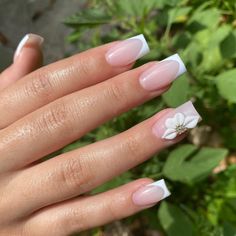 White French Tip Acrylic Nails With Flower, White Flower Nails Short, Medium French Tip Acrylic Nails With 3d Flowers, Flower Nail Ideas Acrylic, 3d Flower Nails With French Tip, White Nail Designs Flower, Simple Quince Nails Short, Purple And White Nails Acrylic Short, Short French Tip With 3d Flower