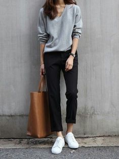 Welcher Style passt zu mir? Der minimalistische Style Celana Jogger Wanita, Casual Chique Stijl, Minimalist Moda, Skirt Diy, Style Désinvolte Chic, Style Casual Chic, Sneakers Fashion Outfits, Mode Casual, Minimal Chic