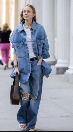 Denim Shirt Outfits, Full Denim Outfit, Unique Rave Outfits, Kemeja Denim, Denim Shirt Outfit, Denim Street Style, Looks Jeans, Moda Denim, Style Casual Chic