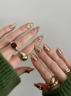 Nails And Jewelry Aesthetic, Chloe Hayward Nails, Gold And Silver Chrome Nails, Nails And Rings Aesthetic, Mixed Metal Nails, Gold Gel Nail Designs, Acrylic Nail Designs Gold, Gold Nails Aesthetic, Silver Gold Nails