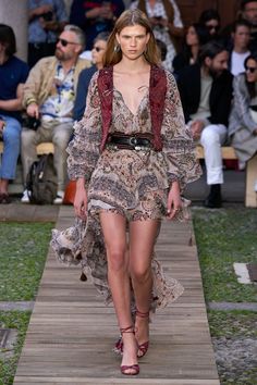 Florals Outfits, Spring Runway, Estilo Hippy, Catwalk Fashion, Mode Boho, Irina Shayk, Fashion Show Collection, Fashion 2020