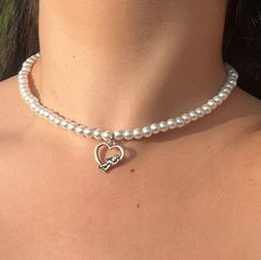 o:. *₊ 𝙟𝙚𝙬𝙚𝙡𝙨 𝙗𝙮 𝙘𝙡𝙤𝙪𝙙𝙮 o. * .* ✧ beaded pearl necklace with an angelic heart charm ✧ necklace length is 15 inches long, and at the end of the necklace is a jump ring ✧ made with stainless steel findings and glass pearl beads thank you for supporting my small business! <3  𝐫𝐞𝐟𝐮𝐧𝐝𝐬 𝐚𝐧𝐝 𝐞𝐱𝐜𝐡𝐚𝐧𝐠𝐞𝐬  𝐣𝐞𝐰𝐞𝐥𝐬𝐛𝐲𝐜𝐥𝐨𝐮𝐝𝐲 currently does not offer exchanges, and only offers refunds in the event of damaged goods upon delivery. if you are unhappy with your purchas White Heart Necklace With Pearl Charm, White Pearl Necklace With Heart Charm, Pearl White Choker Necklace With Pearl Charm, Elegant White Pearl Charm Choker, Angel Pearl Necklace, Charm Choker Necklace, Angel Pendant, Pearl Charms, Chain Styles