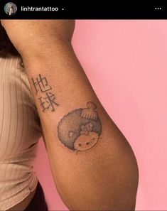 Afro Tattoo, Dark Skin Tattoo, Hello Kitty Design, Cute Hand Tattoos, Hello Kitty Tattoos, Black Girls With Tattoos, Dope Tattoos For Women