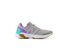 Elegante y deportivo, este audaz calzado para niños está diseñado para jugar todo el día y proporcionar una comodidad súper suave. New Balance Fresh Foam, Red Sneakers, Sneaker Collection, Sportswear Women, Casual Sneakers, Womens Sneakers