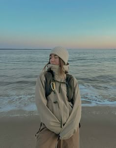 Hiking Jacket Outfit, Cold Camping Outfit, Iceland Hiking Outfit, Hiking Women Outfit, Beach Outfit Winter, Explorer Aesthetic Outfit, Mountain Fits