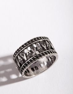 Description
Elevate your ensemble with this stunning silver-toned boho band ring. Piercings Nose, Nose Piercings, Fashion Jewellery Online, Bold Earrings, Silver Band Ring, Rings Necklaces, Favorite Rings, Nose Piercing, Antique Rings