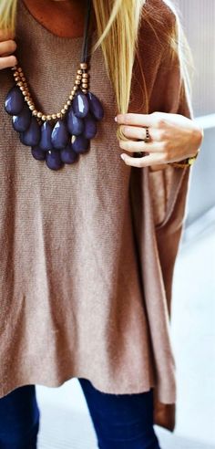 20 Gorgeous Jewelry and Outfit Pairings Huge Necklace, Quoi Porter, Bold Necklace, Oversized Jumper, Woman's Fashion, Looks Street Style, Outfit Trends, Necklace Fashion, Beauty And Fashion