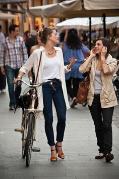 Italian Cycle Chic in Padova Cycle Chic Girl, Italian Women Style, Italian Chic, Outfits Primavera, Italian Fashion Street, Stile Casual Chic, Style Désinvolte Chic, Style Parisienne, Style Casual Chic