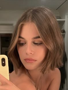 Chin Length Brunette Hair, Kia Gerber Hair, Bob With Face Framing Layers Short Hair, Kaia Gerber Short Haircut, Hailey Polk Hair, Hailey Bieber Hair Short, Short Bob Brunette, Italian Bob Haircut 2023, Hailey Bieber Short Hair