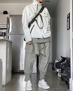 Techwear jacket + cargo pant White Techwear, Urban Techwear, Techwear Jacket, Japanese Street Wear, Tech Wear Fashion, Mens Shorts Outfits, Japanese Streetwear