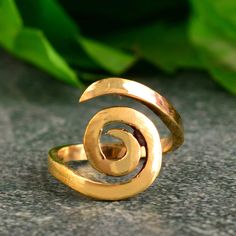 Spiral Ring, Hypnotic Ring, Spiral Brass Ring, Swirl Ring, Gold Wired Ring, Handmade Dainty Ring, Boho Ring, Wired Band, Spiral Band,Handmade Item Material:- Brass ,Brass Gold Plated Product: Ring Ring Size: All Size Available (Choose From Variation) Gemstone:- This rings are perfect for any occasion.We Crafted All Brass Rings in 100% Solid brass And For Silver Ring we Use 925 Sterling Silver ♥Please make sure the correct address during before order. You can return item with in 10 days after successful delivery. We offer 100% Money back guarantee if you not satisfied with your purchase ♥Thank you for Visiting my shop! if you have any question please send me a message .And i will give you quickly reply so don't hesitate ask question, i am Here 24 hours So Don't miss the rest of the collecti Wired Ring, Gold Wire Ring, Spiral Jewelry, Gold Wrap Ring, Spiral Ring, Zierlicher Ring, Swirl Ring, Ringe Gold, Rishikesh