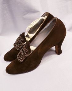 These solid 1900's ~ 1920's suede shoes are amazing! Attached to this pair of shoes is a steel cut buckle. Beautiful chocolate brown suede shoes are very wearable. Shoes are a size 7 1/2 aaa Measurements Length is 9 1/4 inches, width is 2 1/2 inches and heel is 2 1/2 inches. Incredible gently worn condition. Insole reads: Made for Sommer & Kaufman San Francisco Buyer to pay all related shipping charges. Questions Welcomed and Reasonable Offers considered Thank You Cityvintage Fitted Brown Vintage Heels, Vintage Round Toe Heels For Vintage Events, Vintage Brown Evening Heels, Vintage Suede High Heels, Vintage Suede Heels With Pointed Toe, Vintage Suede Heels With Almond Toe, Vintage Suede Pointed Toe Heels, Vintage Suede Low Heel Heels, Vintage Suede Heels With Low Heel