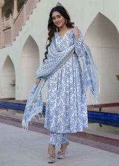 Block Printed Kurta, Light Dresses, Shivangi Joshi Instagram, Suit Indian, Pranali Rathod, Anarkali Dress Pattern, Ganpati Decoration, Shivangi Joshi, Women Kurta