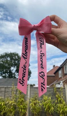 Personalised Gracie Abrams Concert Hair Bows. They're a  perfect addition to your concert outfits and a beautiful keepsake for afterwards. Could be used as a gift to tell someone you got them tickets. Gracie Abrams Concert Outfits, Tsou Concert, Gracie Aesthetic, Gracie Concert, Concert Accessories, Gracie Abrams Concert, Concert Hair, Outfits Concert, Concert Hairstyles