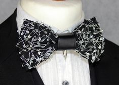 100 silver safety pins on black bengaline with a single spike on leather bind.  Each bow tie is handmade by me using the best high quality materials, they are extremely sturdy and will never lose their shape, all designs come with a black satin adjustable neck strap that will fit any neck size. Customisations are available for all of my designs, please get in contact if you would like me to create a custom order for you. All parcels shipped outside of the UK it is recommended to choose tracked and signed shipping Diy Vetement, Fashion Mode, Safety Pin, Style Outfits, Diy Fashion, Look Fashion, Diy Clothes, Bow Tie, Fashion Inspo Outfits