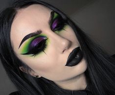 Beatle Juice Eye Makeup, Glam Goth Makeup Looks, Bright Goth Makeup, Gothic Make Up Ideas, Green Goth Makeup Looks, Glam Witch Makeup Halloween, Goth Smokey Eye, Beetlejuice Eye Makeup, Goth Witch Makeup