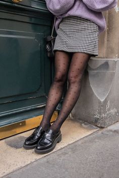 En octobre, Gambettes Box x Orta vous habillent. Entrent en jeu ; 2 paires de collants en édition limitée pour faire de vous The Queen’s Gambettes. How To Style Tights, Polka Dot Tights, Ny Outfits, Rock Outfit, Loafers Style, Tights Outfit, Street Style Inspiration, Work Wardrobe, Street Style Looks