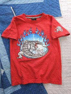 Listing: Vintage JNCO Jeans Red T-shirt RARE Skater Flaming Crocodile Y2K Youth S Size on Tag: S Flaws: No major flaws Measurements: Please see the photos in the listing. If you require additional measurements or information about this item, feel free to send a message. Red Graphic Tee, Vintage Shirt Design, Funky Shirts, Skater Shirts, Vintage Graphic Tees, Aesthetic Outfits Men, Jnco Jeans, Jean Vintage, Jeans T Shirt