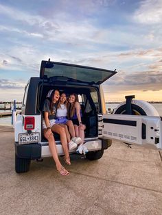 Jeep Instagram Pics, Jeep Aesthetic, Friend Vibes, Urban Adventure, Bestie Pics, Summer Shoot, White Jeep, Jeep Girls