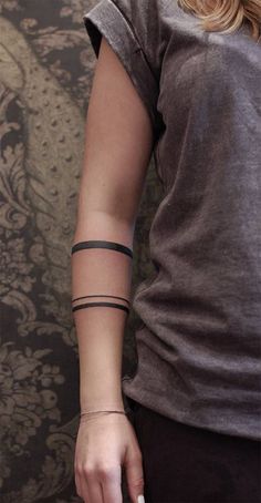 thin triple armband Arm Band Line Tattoo, Herren Hand Tattoos, Lines Tattoo, Tattoo Band, Quarter Sleeve Tattoos, Bored Art, Armband Tattoos, Polynesian Tattoos, Swallow Tattoo