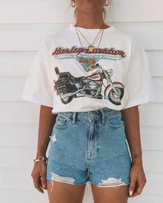 10 outfits sexys con shorts perfectos para el verano | Mujer de 10 Retro Aesthetic Outfit Ideas Summer, Classy Summer Dinner Outfits, Cute Blue Summer Outfits, Summer Outfit For Teen Girls, Vintage Summer Outfits, Classy Summer Outfits, Summer Outfits For Teens, Plus Size Summer Outfit, Summer Work Outfits