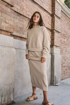 Casual Outfits 90s, Women Winter Fashion Outfits, Winter Style 2023, Sweater Set Outfits, Casual Outfits Trendy, Work Outfits Women Winter, Las Vegas Style, Outfits Women Winter, Fluid Fashion