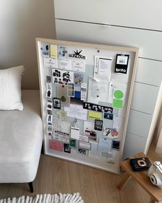 photo fram diy Cork Board Aesthetic, 타이포그래피 포스터 디자인, Dekorasi Kamar Tidur, Clinic Design, Desk Set, Wall Board, Apartment Inspiration, Room Tour, Room Ideas Bedroom