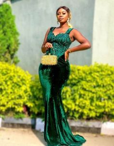 Green velvet dress with lace Velvet Dress Green, Velvet And Lace Dress, Velvet Dresses Long, Velvet Gowns, Asoebi Lace Styles, Afro Styles, Dresses Emerald Green, Emerald Green Velvet Dress, Emerald Green Gown