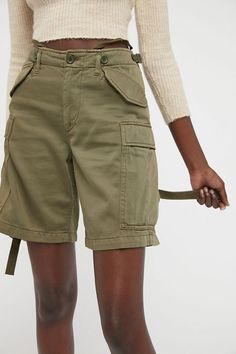 Women Cargo Shorts Outfit, Long Cargo Shorts Outfits Women, How To Style Cargo Shorts, Short Cargo Pants Outfit, Cargo Shorts Aesthetic, Cargo Shorts Outfits Women, Womens Cargo Shorts, Cargo Shorts Outfit, Cargo Outfit